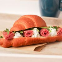 Croissant met geitenkaas en rauwe ham