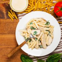Pasta Alfredo met kip en gestoomde spinazie