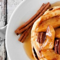 Pannenkoek met gebakken kaneelappeltjes en karamel zeezoutstroop