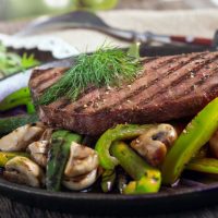 Gegrilde tonijn met champignons en paprika