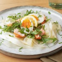 Aspergetagliatelle met verse zalm en ei