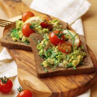 Sandwich met forel-avocadosalade