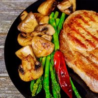 Varkensfilet met champignons en groene asperges